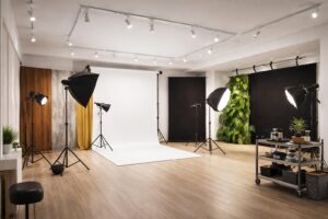 Aménager un studio photo avec décors modulables et éclairage professionnel pour shooting maison
